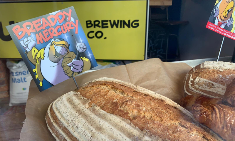 Bready Mercury brood van Uiltje Baking Company op een plank met het logo erin gestoken